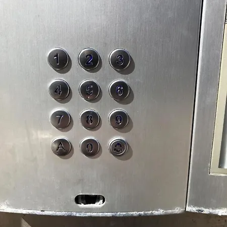 12 Torvegade. 1 Door 4.