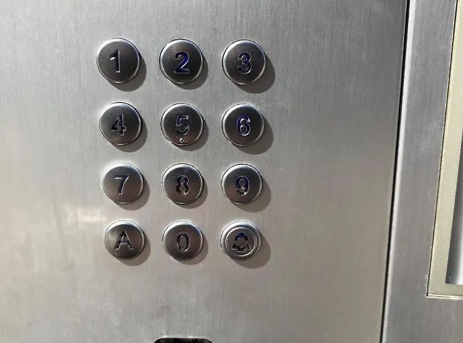 12 Torvegade. 1 Door 4.