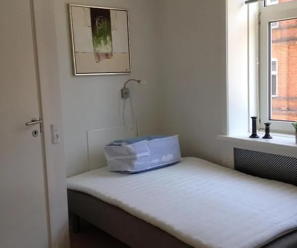 12 Torvegade. 1 Door 4.